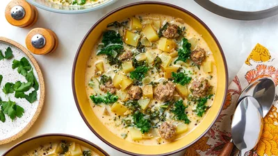 Рецепт дня: розкішний тосканський суп з ковбасками, який легко приготувати вдома