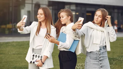 Все-таки це через гаджети: "зумери" стали першим поколінням в історії, у якого "мінусовий" IQ