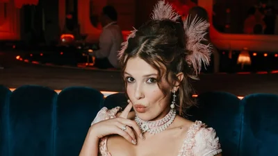 "Нехай їдять тістечка!": Міллі Боббі Браун відсвяткувала День народження в стилі "гарячої" Марії Антуанетти