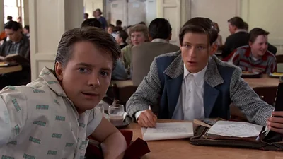 Шантаж, контроль та "нацистські сувеніри": зірку "Назад у майбутнє" звинуватили у знущаннях із колишньої