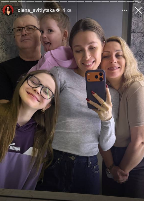 Три поколения на одном фото: Елена Светлицкая показала редкие кадры с родителями и дочерьми на отдыхе - фото 834773