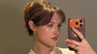 Французький пучок повертається: 3 модні варіації, які реально зробити за 5 хвилин