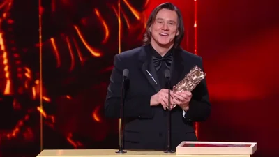 Джим Керрі вперше з’явився на публіці з новою коханою та підкорив Париж несподіваним талантом