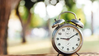 Чи будуть переводити годинники в Україні на літній час в 2026