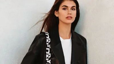 Донька Сінді Кроуфорд задала тренд: синій плащ стає головною покупкою весни