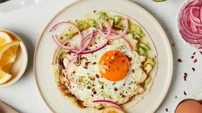 TikTok шаленіє від цього рецепта – спробуй тако з фетою та яйцем