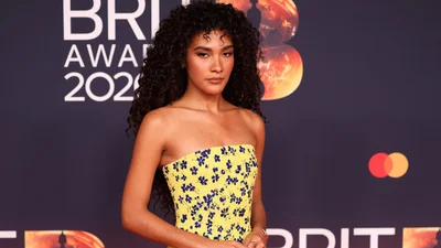 Тріумфаторка Brit Awards: що відомо про співачку Олівію Дін, яка зібрала аж 4 нагороди