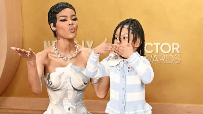 Це занадто мило: 5-річна донечка Теяни Тейлор зворушливо поправила мамі сукню на червоній доріжці - відео