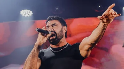 Рідкісні кадри, як дружина Козловського танцює на його концерті із сином на руках, потрапили в мережу