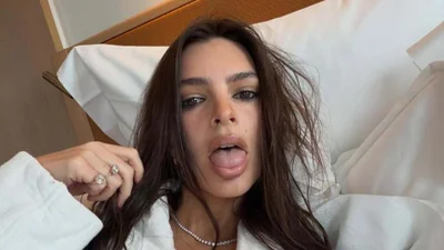 Емілі Ратаковскі показала голе тіло з провокаційною засмагою у вигляді стрінгів - мережа зашарілась