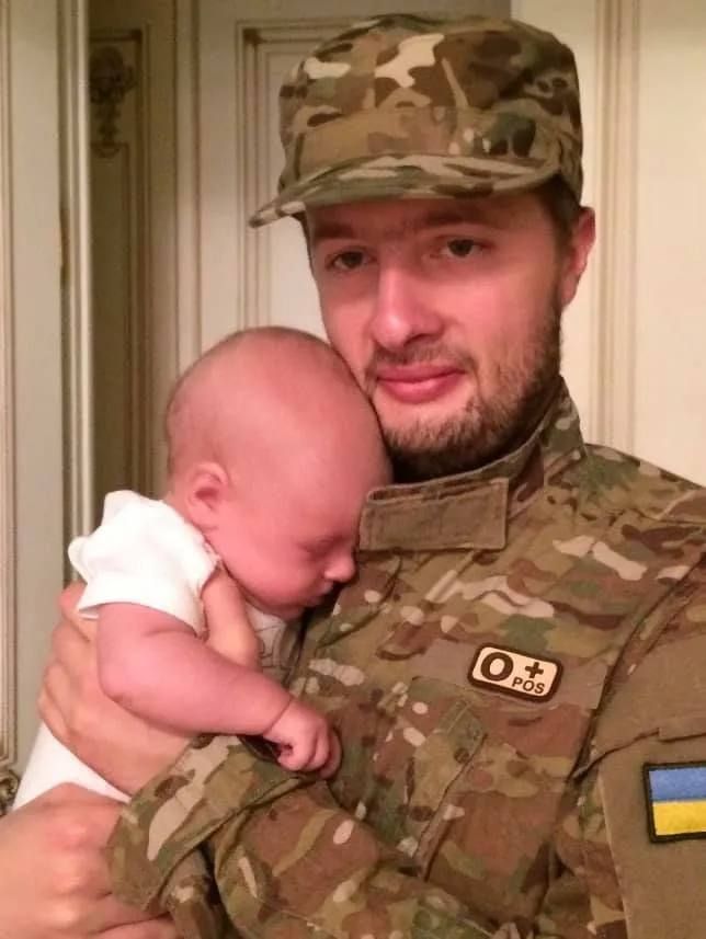 Олексій Порошенко на службі (на руках син) - 837205 Олексій Порошенко на службі (на руках син) - фото 837205