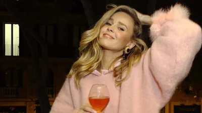 Загорелая Катя Кузнецова в бикини и топе томно попозировала на камеру - ох и фигурка