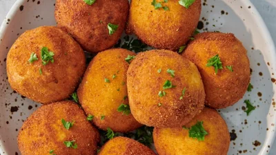 Хрустящие крокеты из картофельного пюре, бекона и сыра – рецепт из остатков