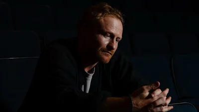 Він вдома: поруч із Сумською помітили актора, якого роками називали "втікачем"