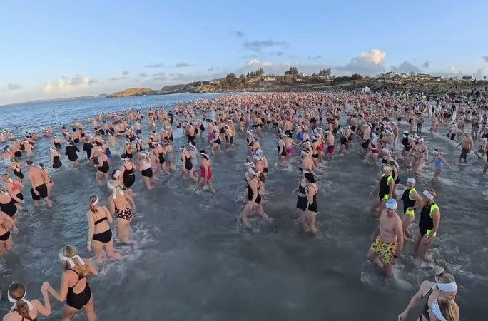Тысячи людей зашли в ледяное море ради рекорда - впечатляющие кадры, от которых становится холодно - 837592 Тысячи людей зашли в ледяное море ради рекорда - впечатляющие кадры, от которых становится холодно - фото 837592
