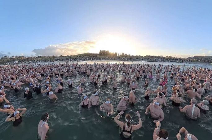 Тысячи людей зашли в ледяное море ради рекорда - впечатляющие кадры, от которых становится холодно - 837593 Тысячи людей зашли в ледяное море ради рекорда - впечатляющие кадры, от которых становится холодно - фото 837593