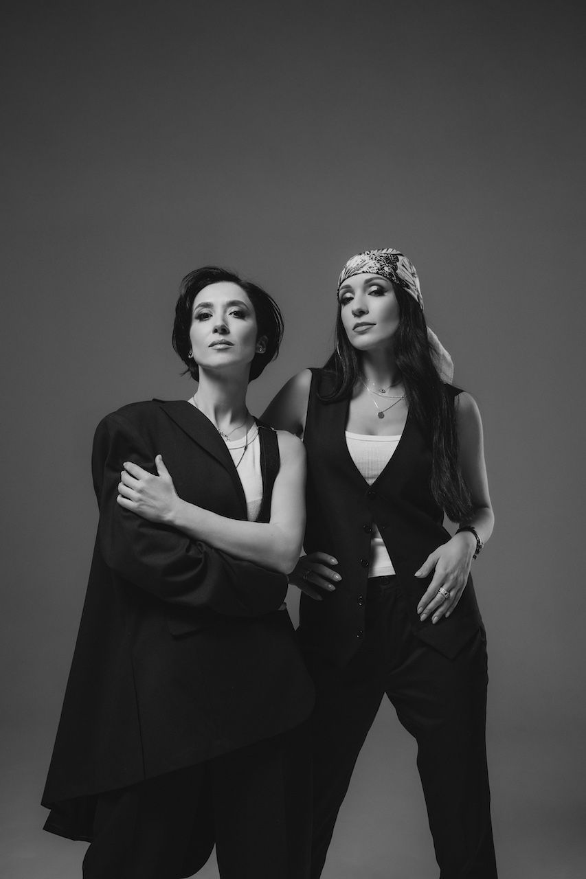 Звездный блиц: The Alibi Sisters о своих табу в музыке и guilty pleasure среди современных певцов - фото 837959