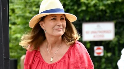 Мати Кейт Міддлтон з року в рік послуговується цим стилем: універсальне рішення