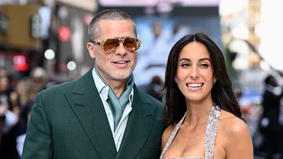 Поки діти відмовляються від його прізвища: щасливий Бред Пітт ніжно обіймав молоду кохану на грецькому острові