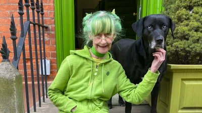 Бабуся вирішила носити тільки зелений і не змінює стиль уже 25 років - як виглядає ця чарівна леді