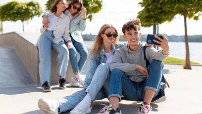 Все из-за инфлюенсеров: треть зумеров считают, что жена должна подчиняться мужу