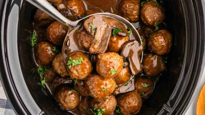 Митболы с картофельными шариками в грибно-сливочном соусе: сытное блюдо, которое накормит всю семью