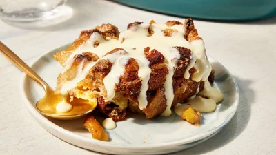 Геніальний десерт із черствого хліба та яблук, який вдало доповнить чаювання