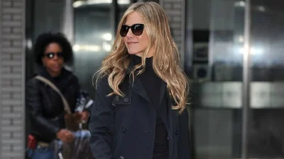 Дженнифер Энистон показала идеальный весенний тренч: почему это лучшая альтернатива блейзеру