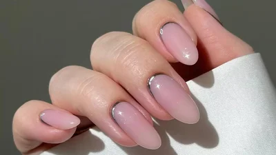 Зворотний французький манікюр – тренд, який виглядає елегантно і сучасно