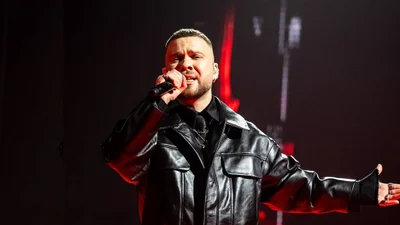 LAUD показал, как поздравляет свою сонную девушку прямо в постели: ну такие милые влюбленные котики – фото