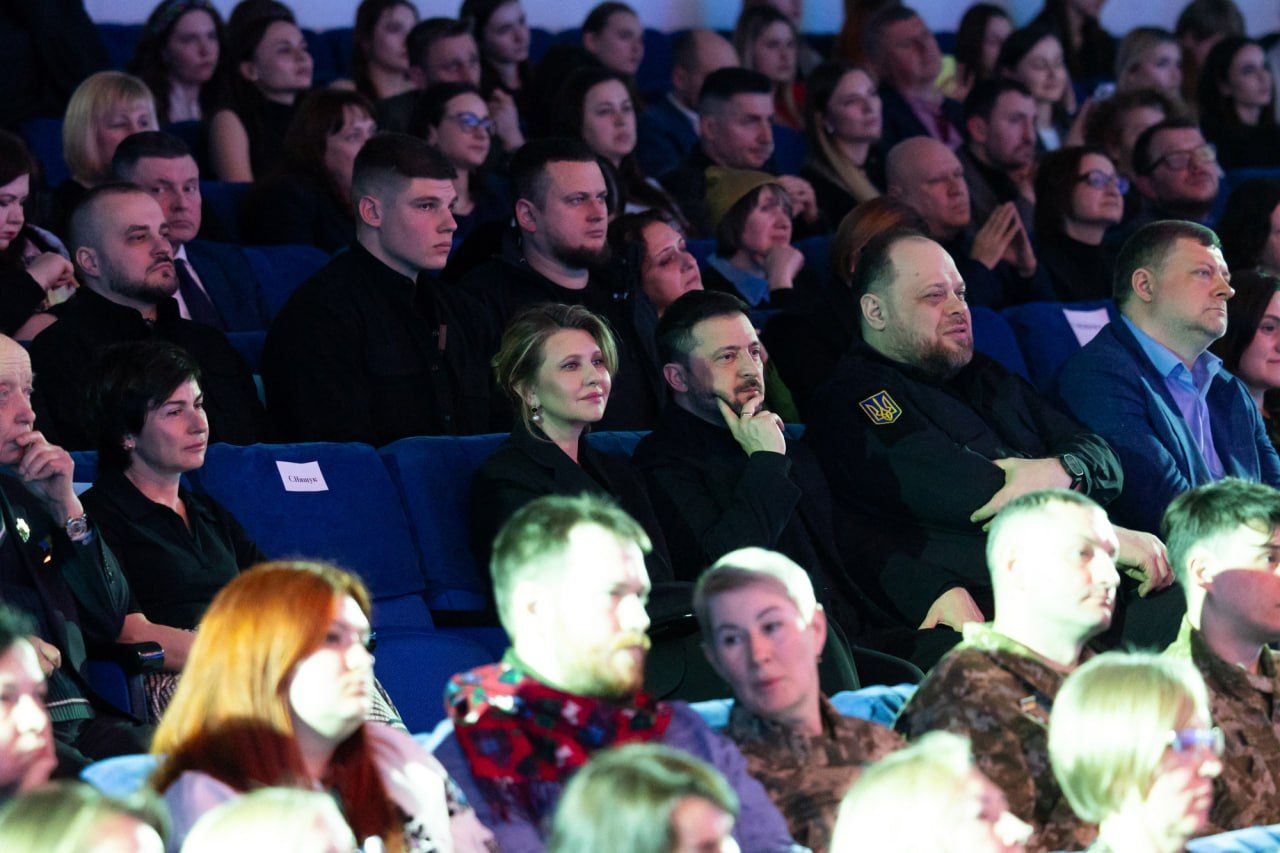 Елена Зеленская впервые за долгое время вышла в свет в роскошном вечернем образе и с новой прической - фото 839984