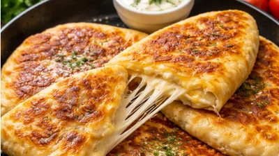 Сыр тянется, корочка хрустит: быстрые хачапури на сковородке, которые получаются у всех