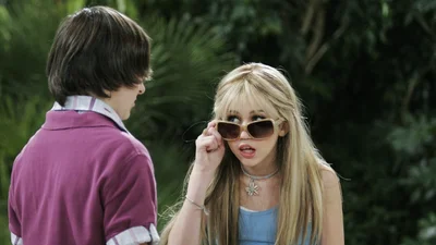 Она вернулась: Майли Сайрус снова надела белокурый парик для спецвыпуска к 20-летию "Ханны Монтаны"