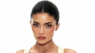 Кайлі Дженнер з вибіленими бровами прикрила груди руками та показала пружні сідниці: модель привідкрила свою душу