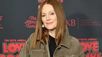 Джулианна Мур показала удобную альтернативу джинсам: носит их все время