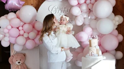 "Мамина копія": Анна Кошмал опублікувала рідкісне фото з пологового та показала доньку