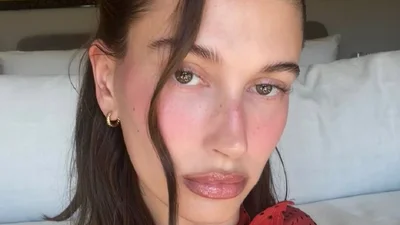 Гейлі Бібер показала формулу ідеального макіяжу на весну 2026 - рум’яна та блиск для губ