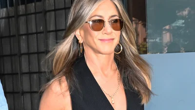 З чим носити трендові мішкуваті джинси: ось як це робить Дженніфер Еністон