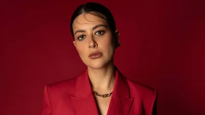 Особисте життя та робота на передовій: стильна фотосесія Раміни у весняному Cosmopolitan Ukraine