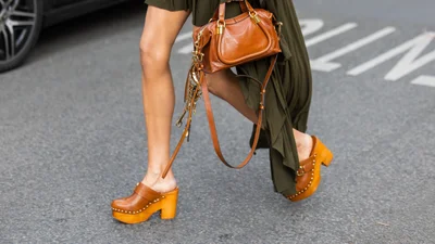 Взуття, яке обожнювали ікони стилю 70-х, знову в тренді - ось що носити цієї весни