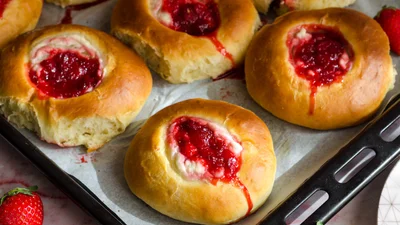 Пухкі ватрушки-чизкейк – десерт, який виходить у кожного