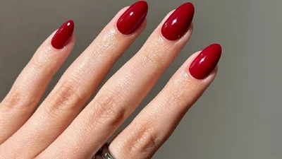 3 стильных варианта красного маникюра, которые будут в тренде весной 2026 года