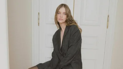 Брусничний тренч - яскрава альтернатива бежевому, як у моделі Victoria's Secret