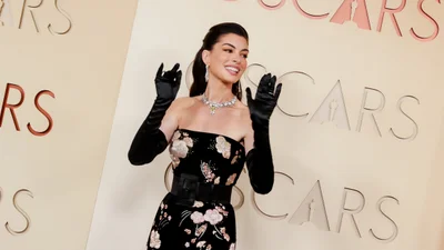 Энн Хэтэуэй появилась на Оскаре с "новым лицом" - как сейчас выглядит культовая актриса