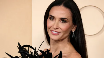 Деми Мур поразила экстравагантным платьем с перьями на Оскаре - образ сравнивают с павлином