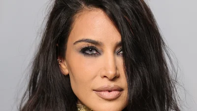 "Этот макияж добавил ей несколько лет": сеть обсуждает неудачный образ Ким Кардашьян на afterparty Оскара