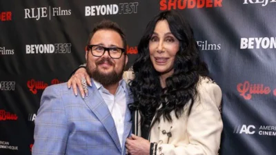 Син Шер, який колись був жінкою, одружився з 57-річною обраницею: фото парочки з помпезного весілля