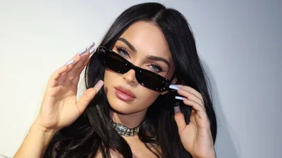 "Граю за обидві команди": Меган Фокс в панчохах та мікросукні натякнула на стосунки з жінками