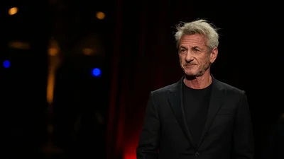 Незламний "Оскар" з України: Шон Пенн отримав особливу нагороду від Укрзалізниці