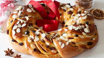 Великодній вінок з цукатами – проста альтернатива пасці